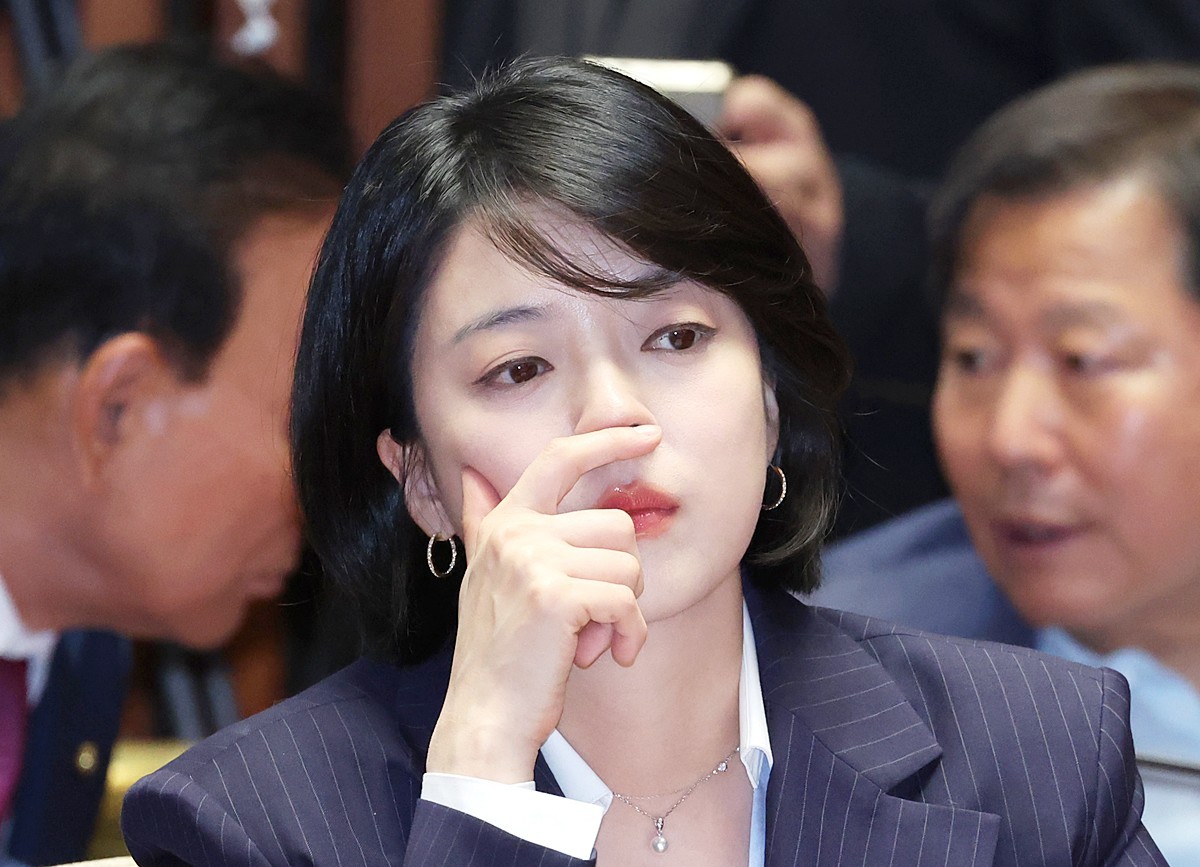 배현진 국민의힘 의원이 서울 여의도 국회에서 열린 의원총회에 자리하고 있다. 자료 사진. 배현진 의원은 더불어민주당이 과거 '아방궁'이라고 비판한 서울 용산구 한남동 대통령 관저에 이재명 대통령이 1년 넘게 거주하는 이유를 따져 물었다. 배 의원은 지난 26일 서울 여의도 국회에서 열린 문화체육관광위원회 전체회의에서 이 문제를 지적했다. 배 의원은 이 자리에서 '민주당과 이재명 대통령이 그렇게 '아방궁' '호화 관저'라고 비난했던 한남동 관저인데 막상 살아보니 좋나'라며 '집무실은 몇 달 만에 청와대로 옮겨놓고 왜 관저만 1년 넘게 돌아가지 못하고 있는지 국민께 설명해야 한다'라고 밝혔다. / 뉴스1