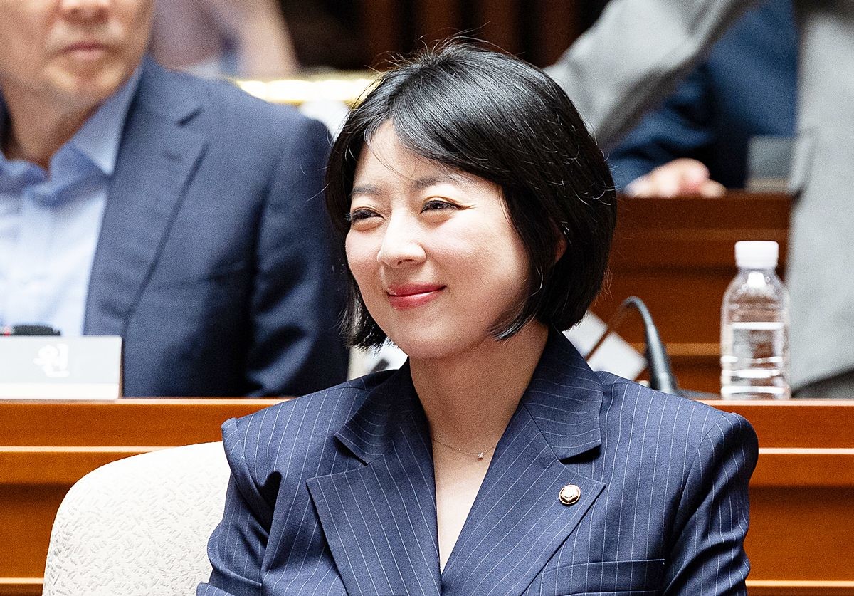 배현진 국민의힘 의원이 서울 여의도 국회에서 열린 긴급 의원총회에 참석해 미소 짓고 있다. 자료 사진. 배현진 의원은 더불어민주당이 과거 '아방궁'이라고 비판한 서울 용산구 한남동 대통령 관저에 이재명 대통령이 1년 넘게 거주하는 이유를 따져 물었다. 배 의원은 지난 26일 서울 여의도 국회에서 열린 문화체육관광위원회 전체회의에서 이 문제를 지적했다. 배 의원은 이 자리에서 '민주당과 이재명 대통령이 그렇게 '아방궁' '호화 관저'라고 비난했던 한남동 관저인데 막상 살아보니 좋나'라며 '집무실은 몇 달 만에 청와대로 옮겨놓고 왜 관저만 1년 넘게 돌아가지 못하고 있는지 국민께 설명해야 한다'라고 밝혔다. / 뉴스1