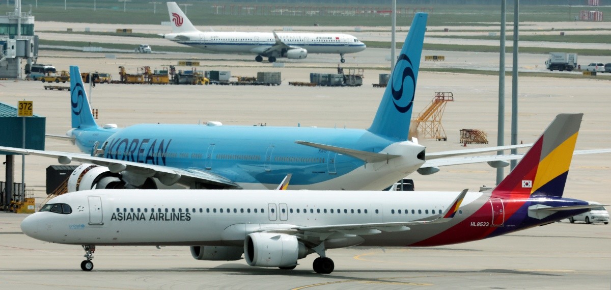 인천국제공항 제2터미널 계류장에서 여객기가 이동하는 모습.  / 뉴스1