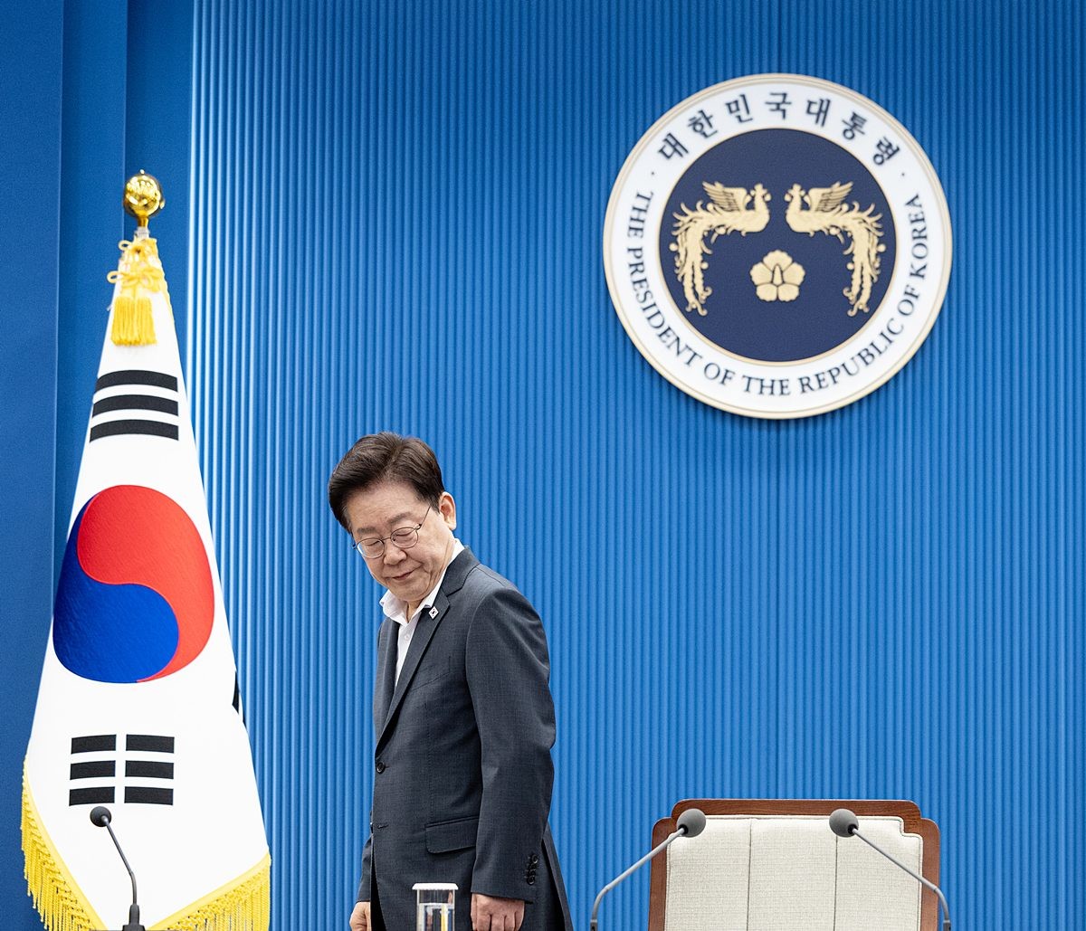 이재명 대통령이 청와대에서 열린 제1차 반부패정책협의회에서 국민의례를 마친 후 자리에 착석하고 있다. 기사 이해를 돕기 위한 자료 사진. 이재명 대통령 지지율 30%대를 기록했다는 여론조사 결과가 잇따라 나오고 있다. 여론조사전문기관 코리아정보리서치가 천지일보 의뢰로 지난 24~25일 전국 만 18세 이상 남녀 1005명을 대상으로 이재명 대통령의 국정 수행에 대해 조사한 결과를 27일 공개했다. 조사 결과 이재명 대통령 국정 수행에 대한 긍정 평가는 36.5%, 부정 평가는 62.0%로 각각 집계됐다. 모름은 1.5%로 나타났다. / 뉴스1