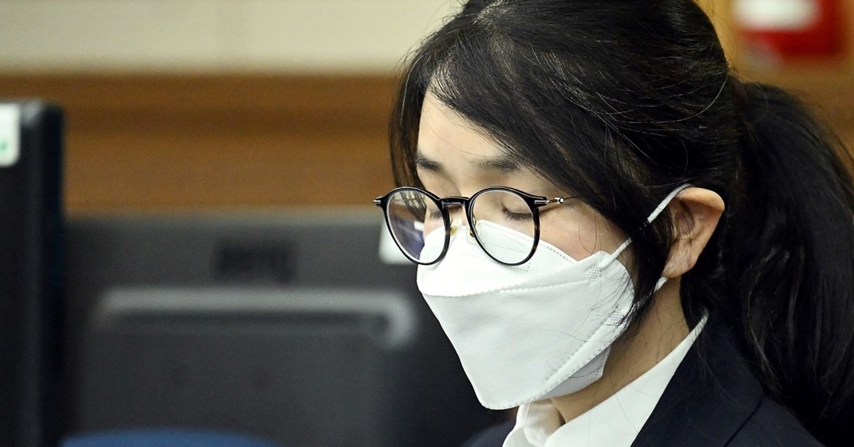 작년 9월 24일 서울중앙지법에서 열린 특정범죄가중처벌법상 알선수재 및 자본시장법·정치자금법 위반 등 사건 첫 재판에 출석한 김건희 여사. / 뉴스1