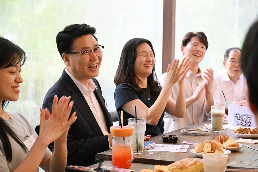 김원기 의정부시장이 8월 26일 민원업무 담당 직원들과 ‘카페&펍 무지개’를 열고 소통하고 있다