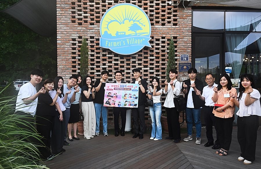 김원기 의정부시장이 8월 26일 민원업무 담당 직원들과 ‘카페&펍 무지개’를 진행한 뒤 기념촬영을 하고 있다