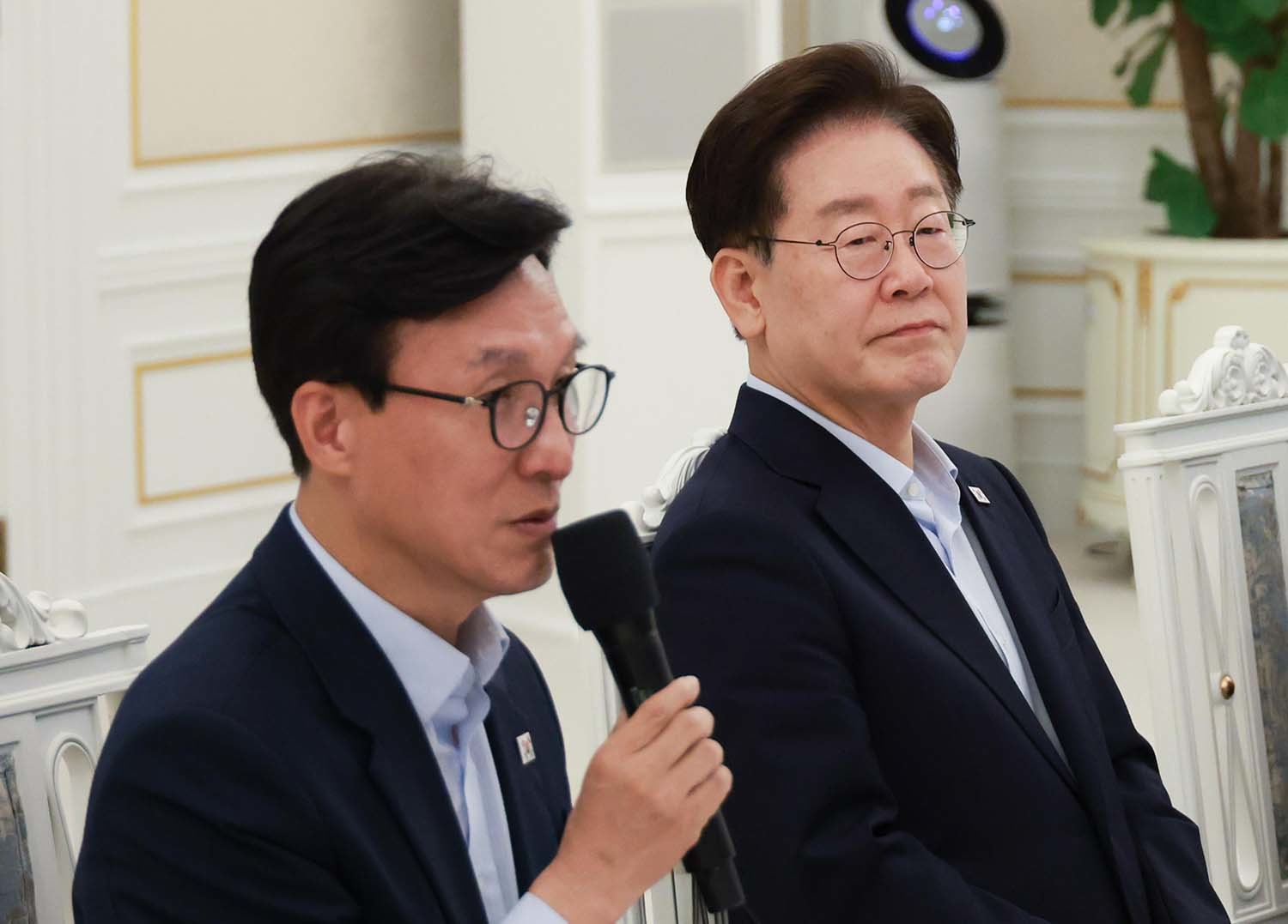 이재명 대통령이 25일 청와대에서 열린 더불어민주당 신임 당지도부 만찬 간담회에서 김민석 대표의 발언을 듣고 있다. / 뉴스1 (청와대통신사진기자단)