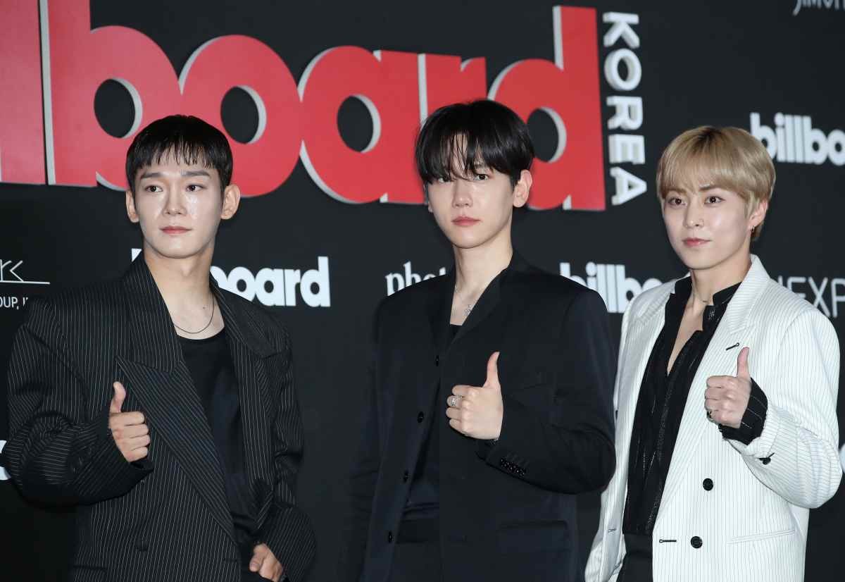 엑소 첸(왼쪽부터)과 박현, 시우민이 2024년 서울 중구 신라호텔 영빈관에서 열린 ‘빌보드 케이 파워 100(Billboard K POWER 100)’ 행사에 참석해 포즈를 취하고 있다. / 뉴스1