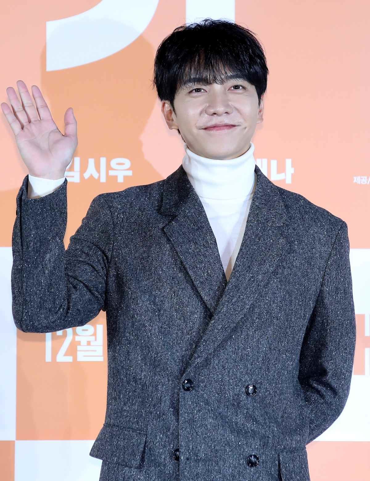 배우 이승기가 2024년 서울 광진구 롯데시네마 건대입구에서 열린 영화 '대가족'(감독 양우석) 제작보고회에서 포즈를 취하고 있다. / 뉴스1