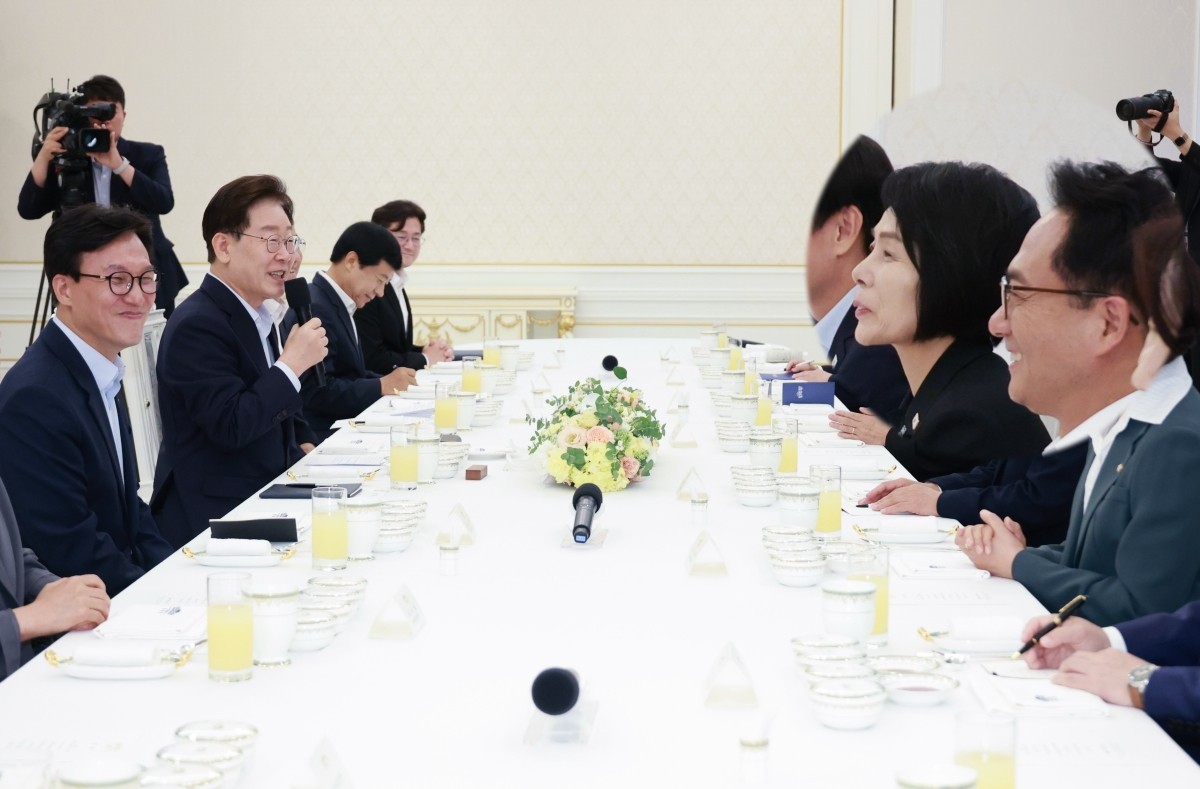 이재명 대통령이 25일 청와대에서 열린 더불어민주당 신임 당지도부 만찬 간담회에서 발언을 하고 있다. 최민희, 박선원 최고위원 확대한 모습. / 청와대통신사진기자단-뉴스1