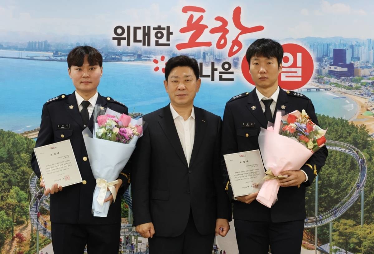 포항시는 27일 시청 대외협력실에서 보릿돌교 붕괴사고 구조 유공자인 포항해경 강호민 경사와 박성우 경장에게 표창을 수여했다.(왼쪽부터 강호민 경사, 박용선 포항시장, 박성우 경장)/포항시