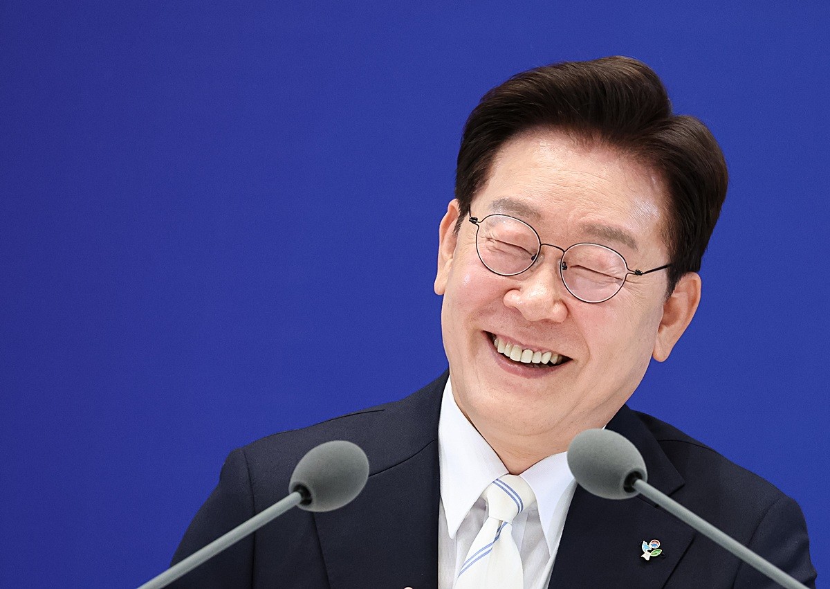 이재명 대통령 자료 사진. 이재명 대통령의 지지율이 50%를 기록했다는 여론조사 결과가 27일 나왔다. 엠브레인퍼블릭·케이스탯리서치·코리아리서치·한국리서치는 지난 24∼26일 만 18세 이상 1001명을 대상으로 진행해 이날 공개한 전국지표조사(NBS) 결과를 27일 공개했다. 해당 여론조사 결과 이재명 대통령의 국정 운영을 긍정 평가한 응답 비율은 2주 전 이뤄진 직전 조사보다 1%포인트(p) 높은 50%로 집계됐다. / 뉴스1