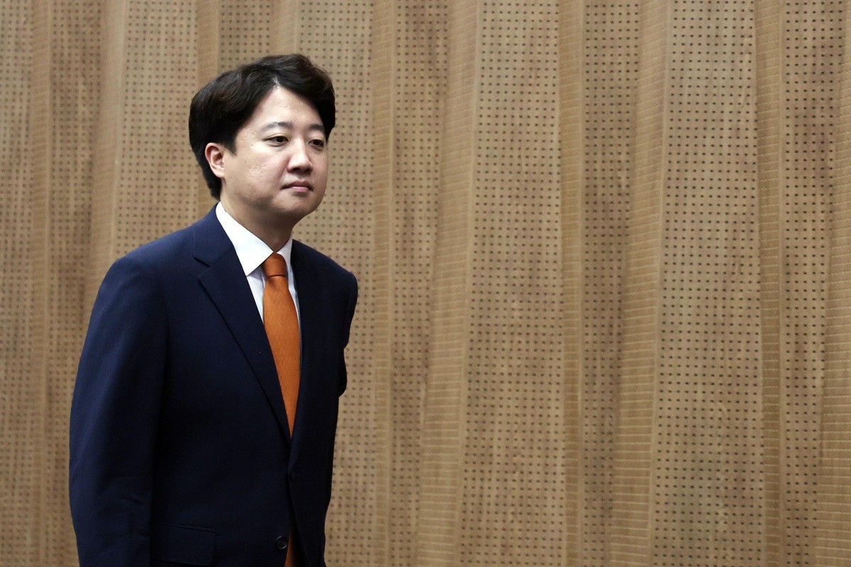 이준석 개혁신당 대표가 26일 오전 서울 여의도 국회 소통관에서 당대표 사퇴 기자회견을 위해 발걸음을 옮기고 있다. / 뉴스1