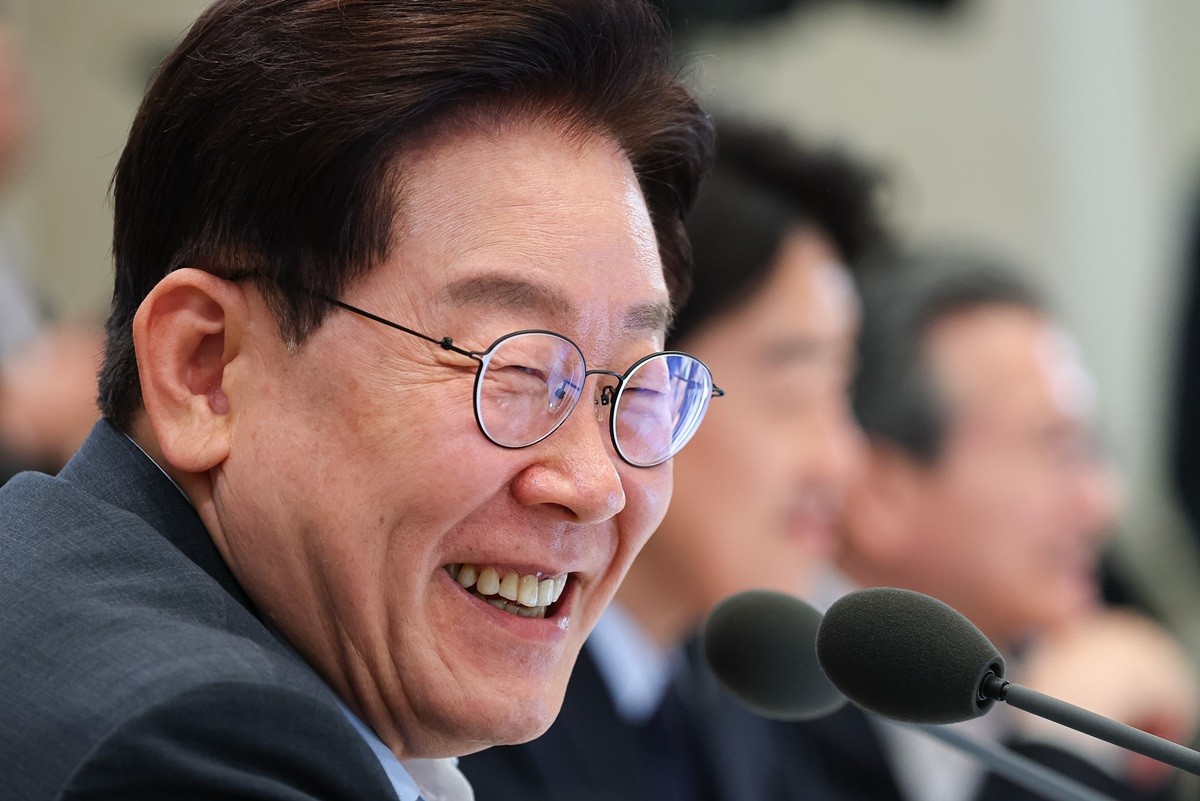 이재명 대통령 자료 사진. 이재명 대통령의 지지율이 50%를 기록했다는 여론조사 결과가 27일 나왔다. 엠브레인퍼블릭·케이스탯리서치·코리아리서치·한국리서치는 지난 24∼26일 만 18세 이상 1001명을 대상으로 진행해 이날 공개한 전국지표조사(NBS) 결과를 27일 공개했다. 해당 여론조사 결과 이재명 대통령의 국정 운영을 긍정 평가한 응답 비율은 2주 전 이뤄진 직전 조사보다 1%포인트(p) 높은 50%로 집계됐다. / 뉴스1