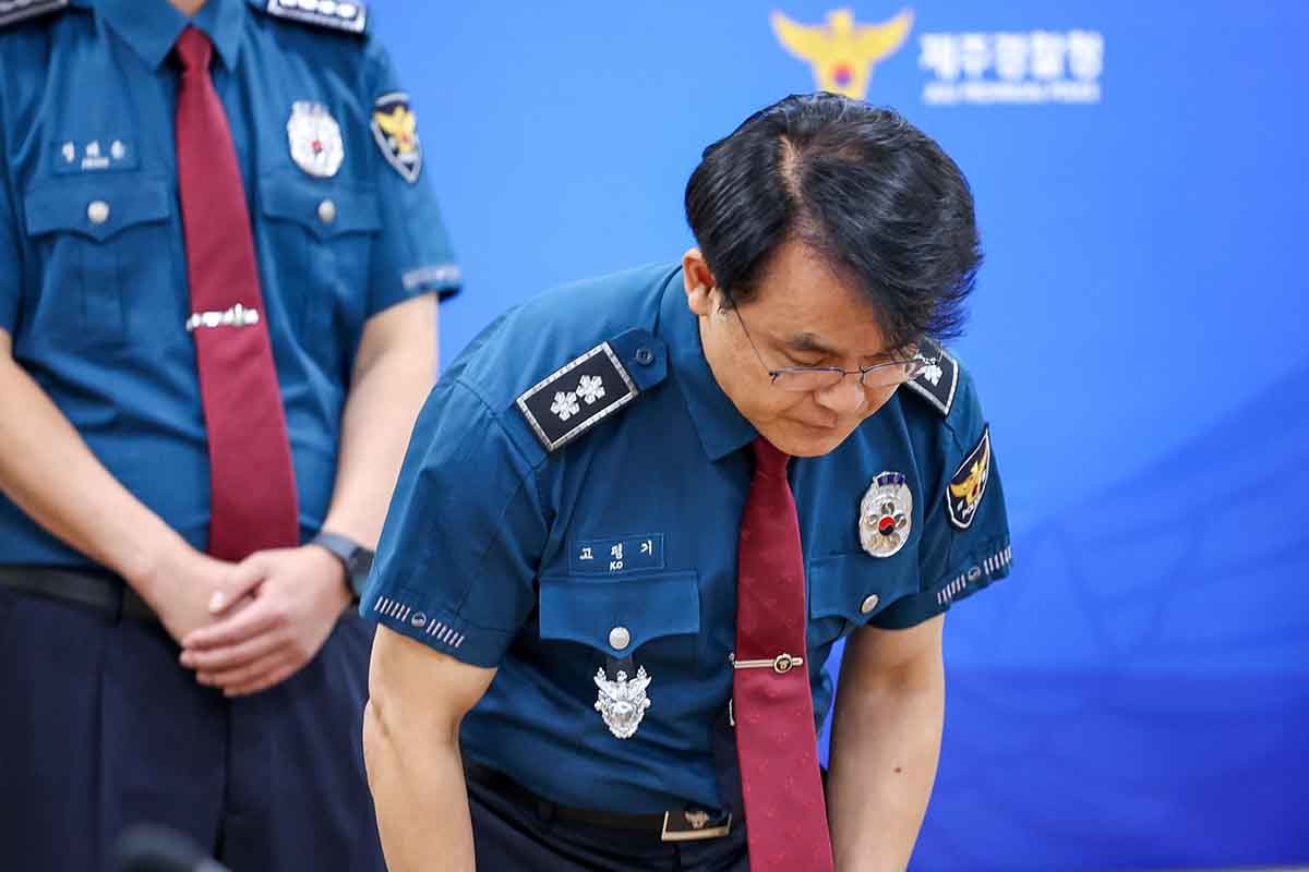 고평기 제주경찰청장이 27일 청사에서 열린 지휘부 회의에서 장미란 씨 등 실종사건 허위 종결 사태와 관련, 대도민 메시지를 발표하며 사과하고 있다. / 뉴스1