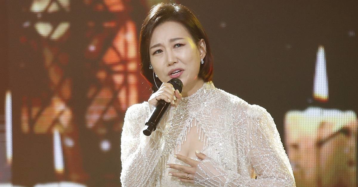 가수 장윤정이 2024년 4월 12일 오후 서울 마포구 상암동 SBS 프리즘타워에서 열린 '트롯뮤직어워즈 2024'에서 '10대 가수상'을 수상한 뒤 화려한 축하 공연을 선보이고 있다 / 뉴스1