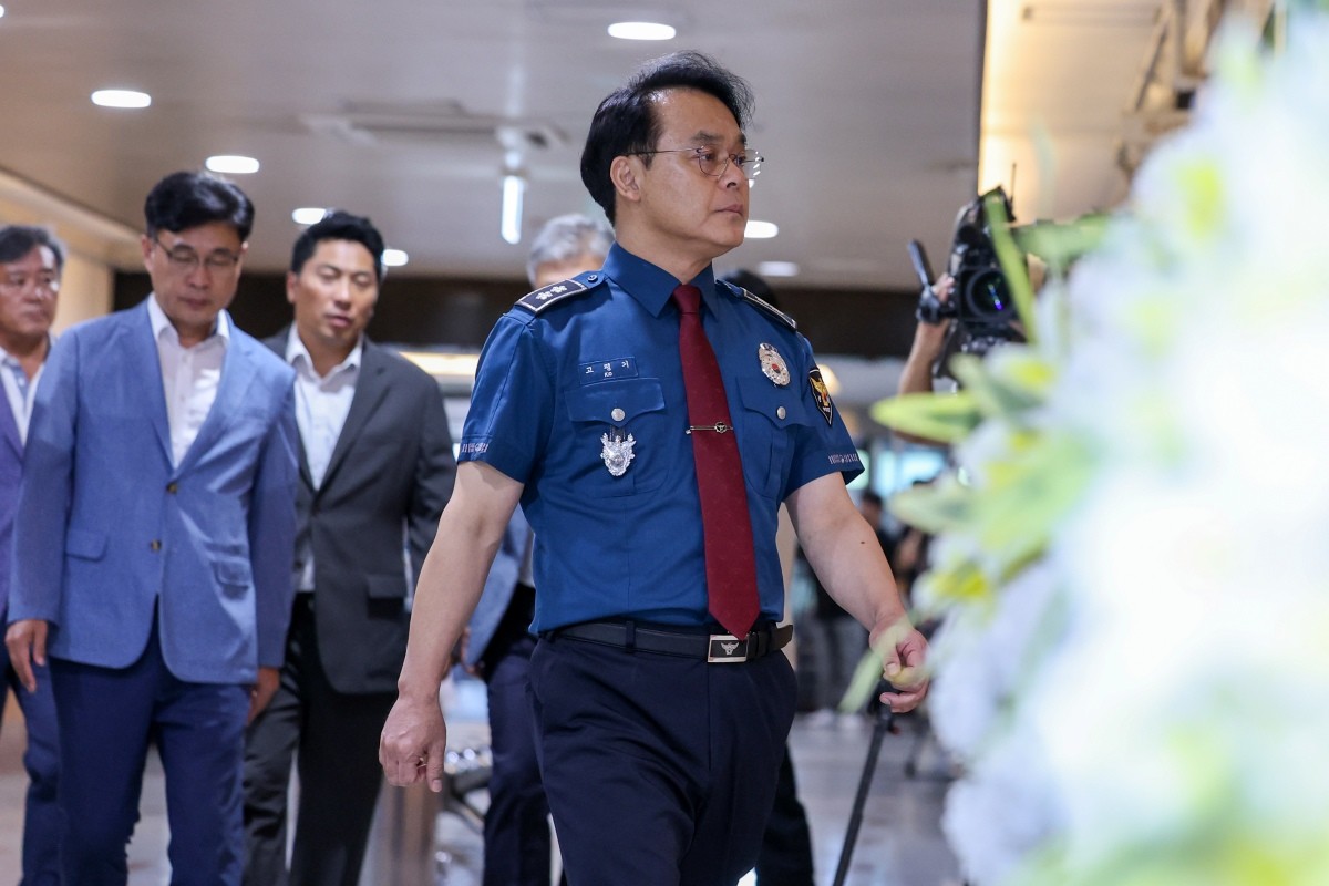 고평기 제주경찰청장이 27일 제주서부경찰서 소속 A 경장의 실종신고 허위종결 사건 피해자 장 모 씨의 빈소가 마련된 제주시 중앙병원 장례식장을 찾아 조문하기 위해 빈소에 들어서고 있다 / 뉴스1