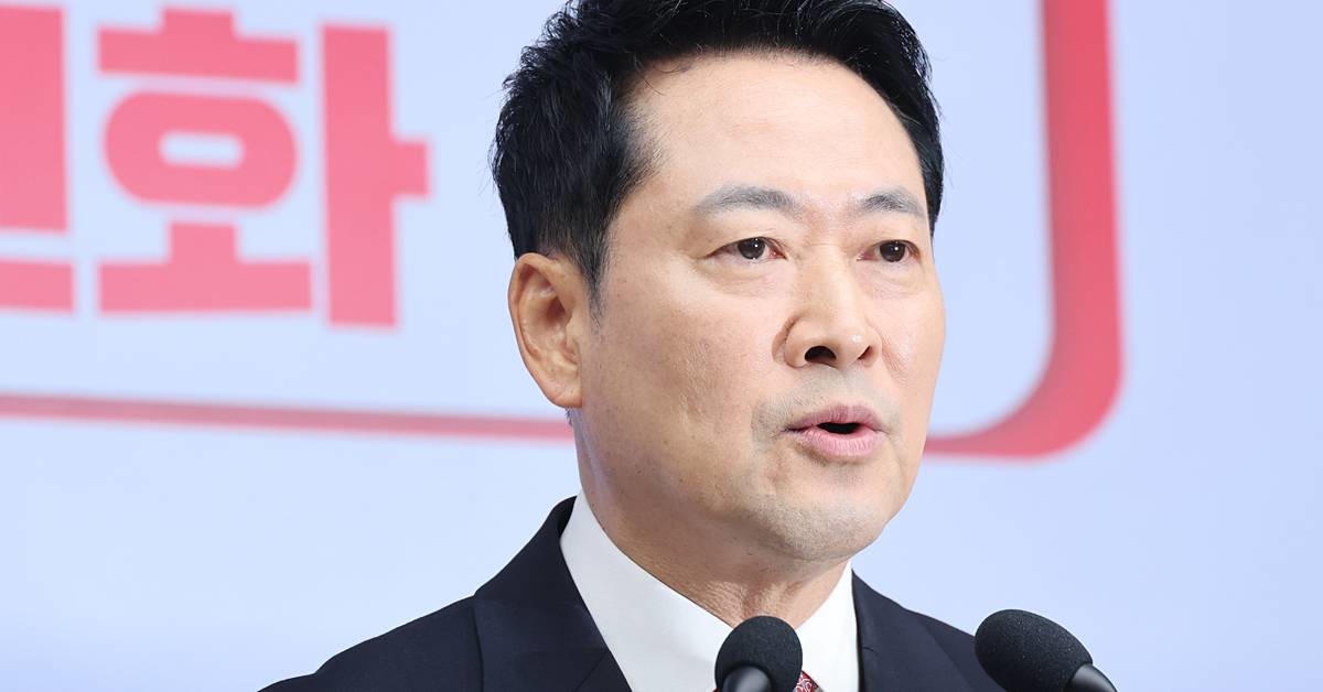 장동혁 국민의힘 대표가 전날 서울 여의도 국민의힘 당사에서 취임 1주년 기자회견을 하고 있다 / 뉴스1