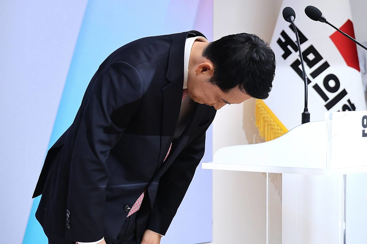 장동혁 국민의힘 대표가 전날 서울 여의도 국민의힘 당사에서 가진 취임 1주년 기자회견에서 인사하고 있다 / 뉴스1