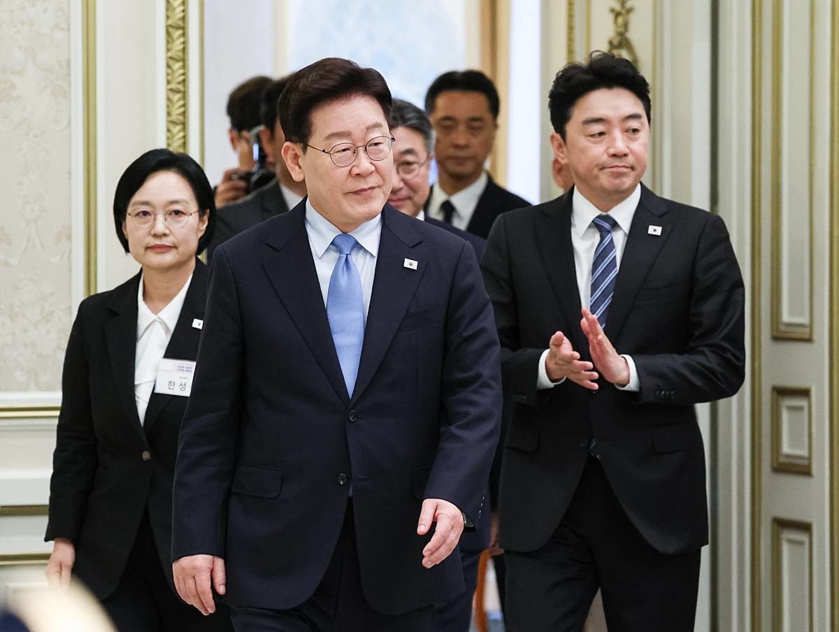 이재명 대통령이 27일 청와대 영빈관에서 열린 시장·군수·구청장 초청 오찬간담회에 입장하고 있다 / 뉴스1