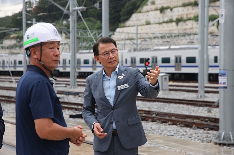 지난 21일 최현덕 남양주시장이 진접차량기지를 방문해 운영 준비 상황을 확인하고 있다