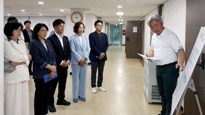 대전시의회 예산결산특별위원회 위원들이 27일 대전체육중·고등학교를 찾아 관계자로부터 기숙사 등 학교 시설 현황에 대한 설명을 듣고 있다./사진=대전시의회