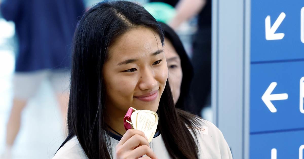 2026 세계배드민턴연맹(BWF) 세계선수권대회 여자 단식을 제패한 안세영이 25일 오전 인천국제공항을 통해 귀국해 우승 메달을 들어 보이고 있다. / 뉴스1