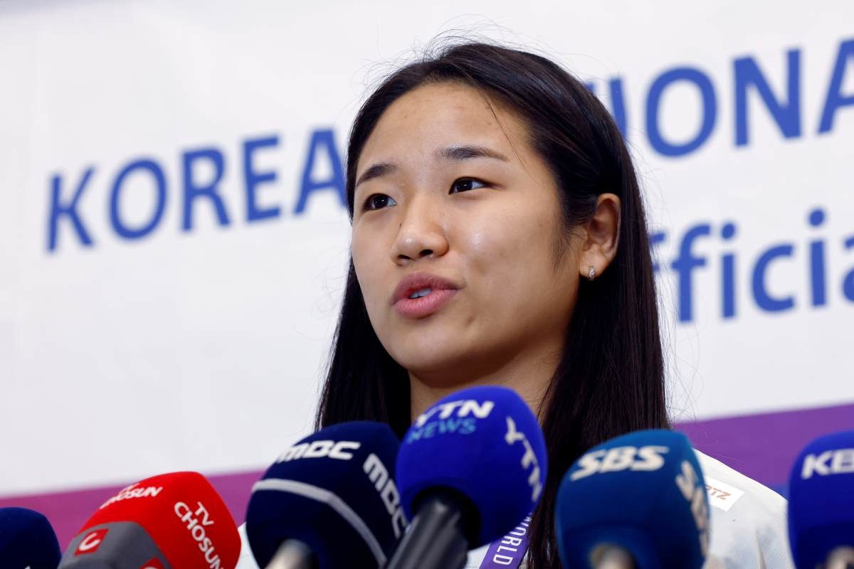 2026 세계배드민턴연맹(BWF) 세계선수권대회 여자 단식을 제패한 안세영이 25일 오전 인천국제공항을 통해 귀국해 취재진과 인터뷰를 하고 있다. / 뉴스1