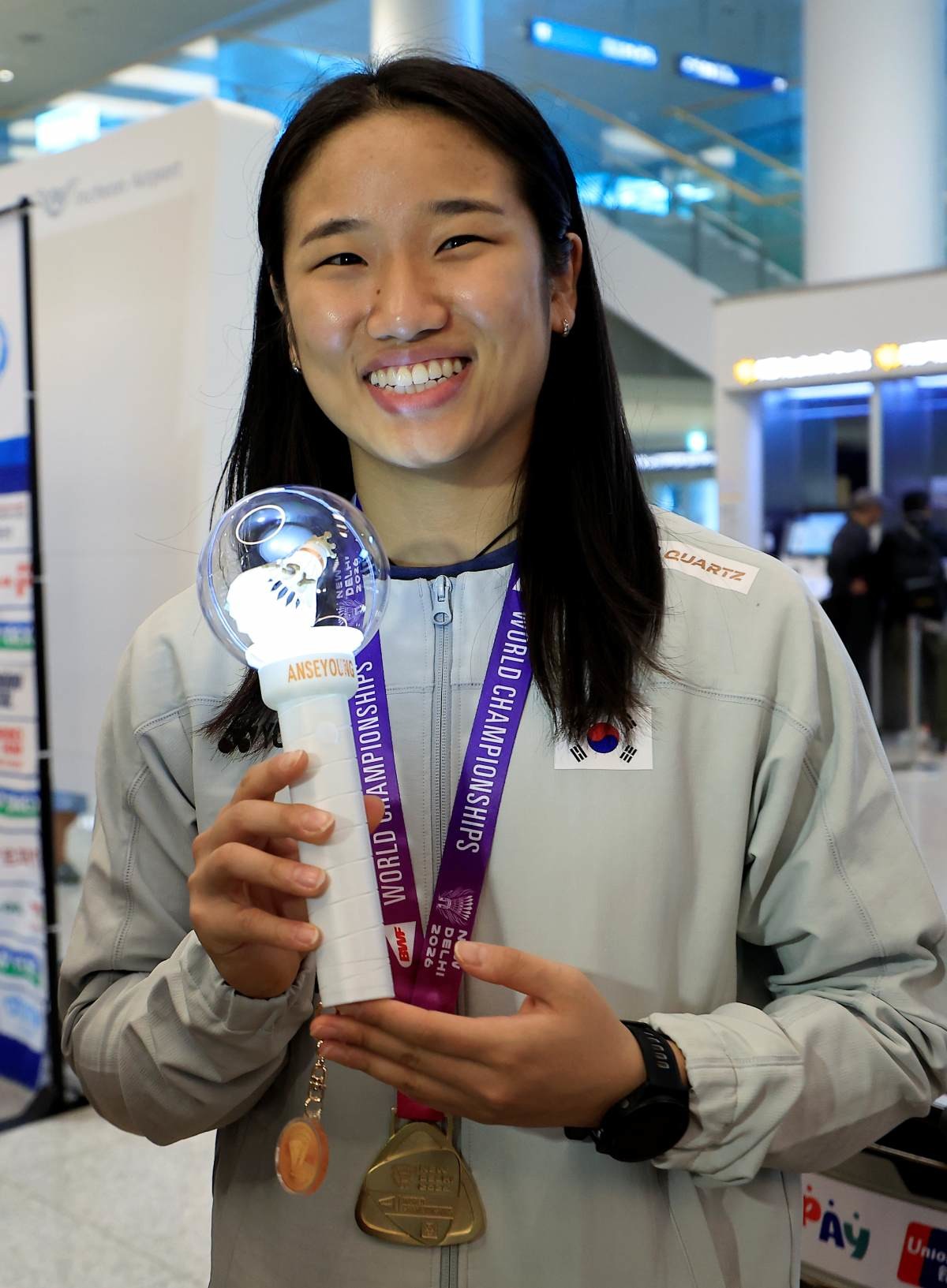 2026 세계배드민턴연맹(BWF) 세계선수권대회 여자 단식을 제패한 안세영이 25일 오전 인천국제공항을 통해 귀국, 팬카페 회원들이 제작해 선물한 자신의 응원봉을 들어 보이고 있다. / 뉴스1