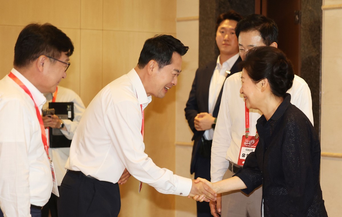 장동혁 국민의힘 대표와 인사 나누는 박근혜 전 대통령 / 뉴스1