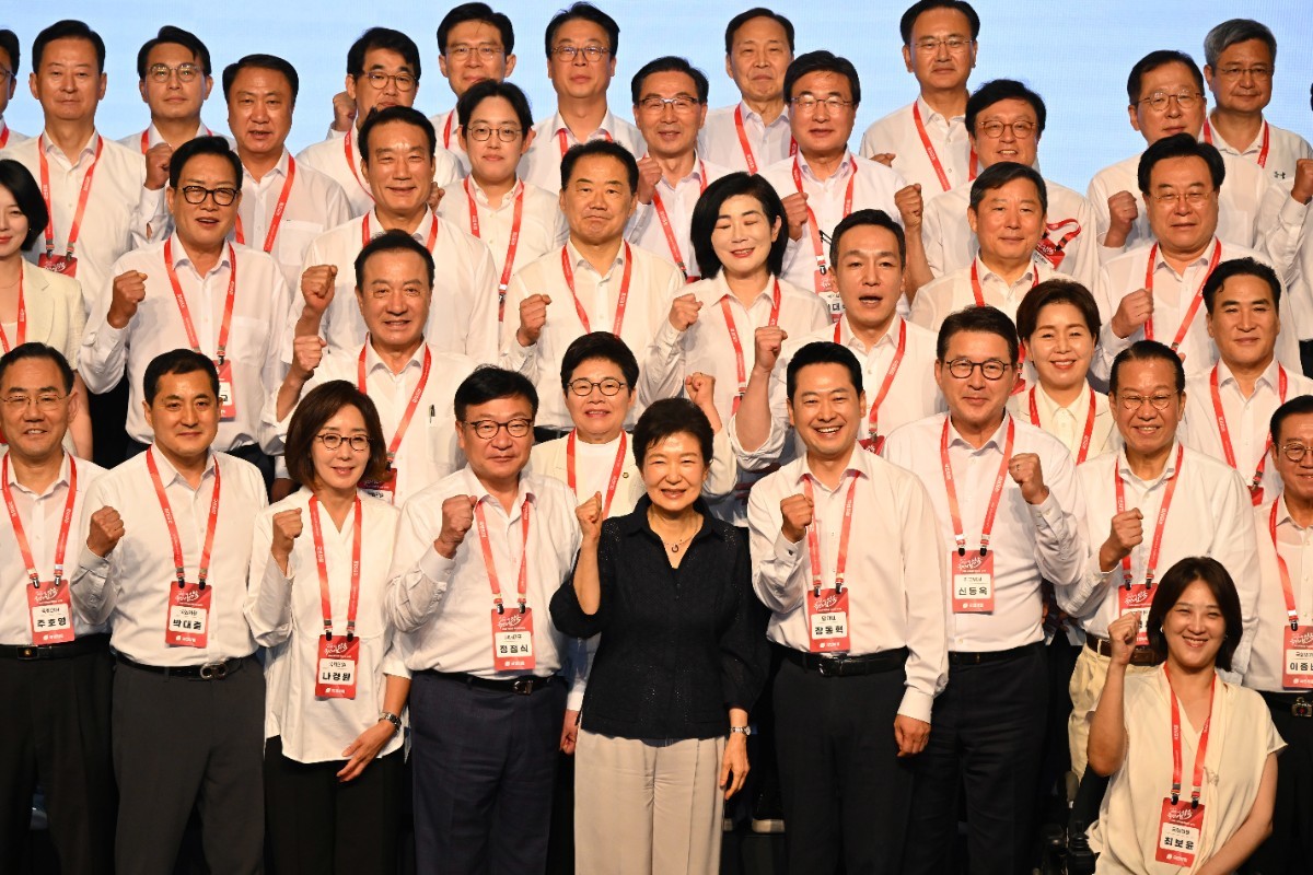 박근혜 전 대통령과 국민의힘 장동혁 대표, 정점식 원내대표 등 의원들이 27일 경기 고양시 소노캄 고양에서 열린 2026 국민의힘 국회의원 연찬회에 참석해 기념촬영을 하고 있다. / 뉴스1