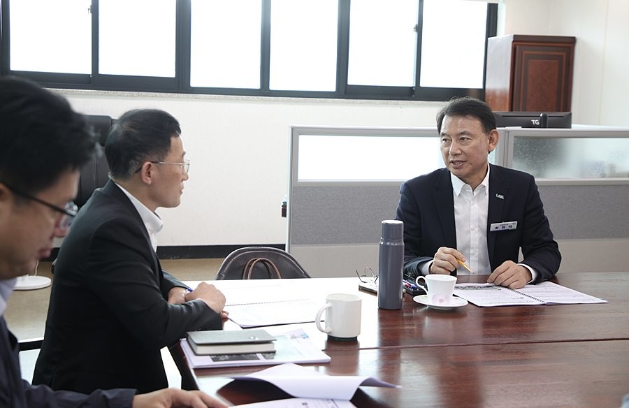 최현덕 시장이 별내면 현장시장실에서 지역 현황과 주요 현안에 대한 보고를 받고 관계자들과 의견을 나누고 있다