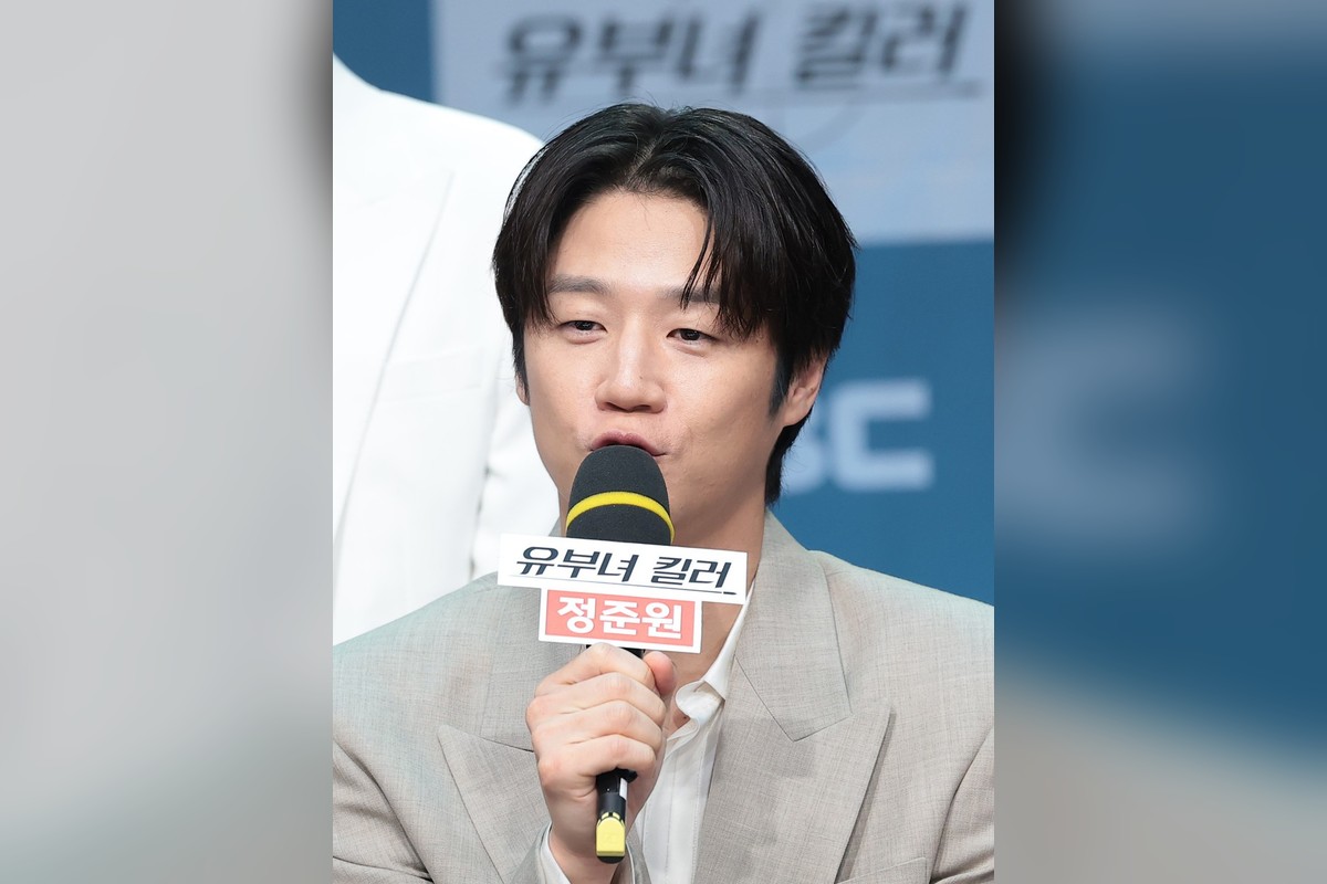 “유부녀 킬러” 정준원, 다정한 기자 남편 변신…붉은 셔츠 입고 총 겨눈 스틸컷 공개