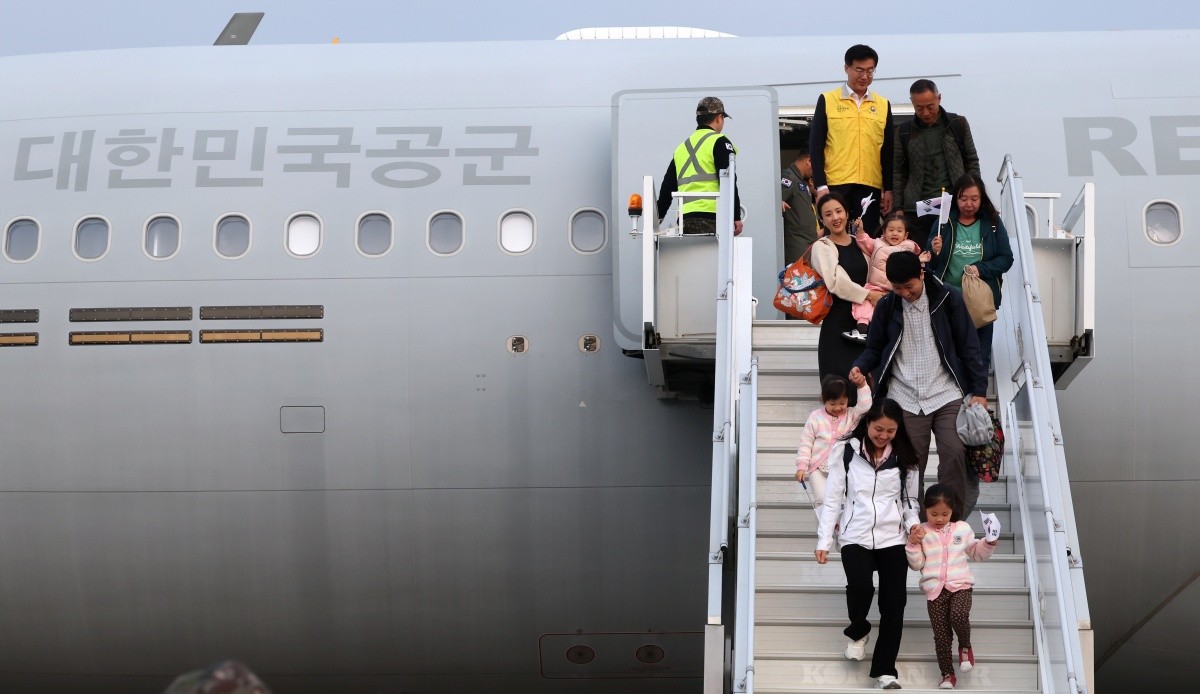 지난 3월 중동 지역 체류 교민 211명을 국내로 이송한 ‘사막의 빛’ 작전 당시 경기 성남 서울공항에 도착한 KC-330 ‘시그너스’. / 뉴스1