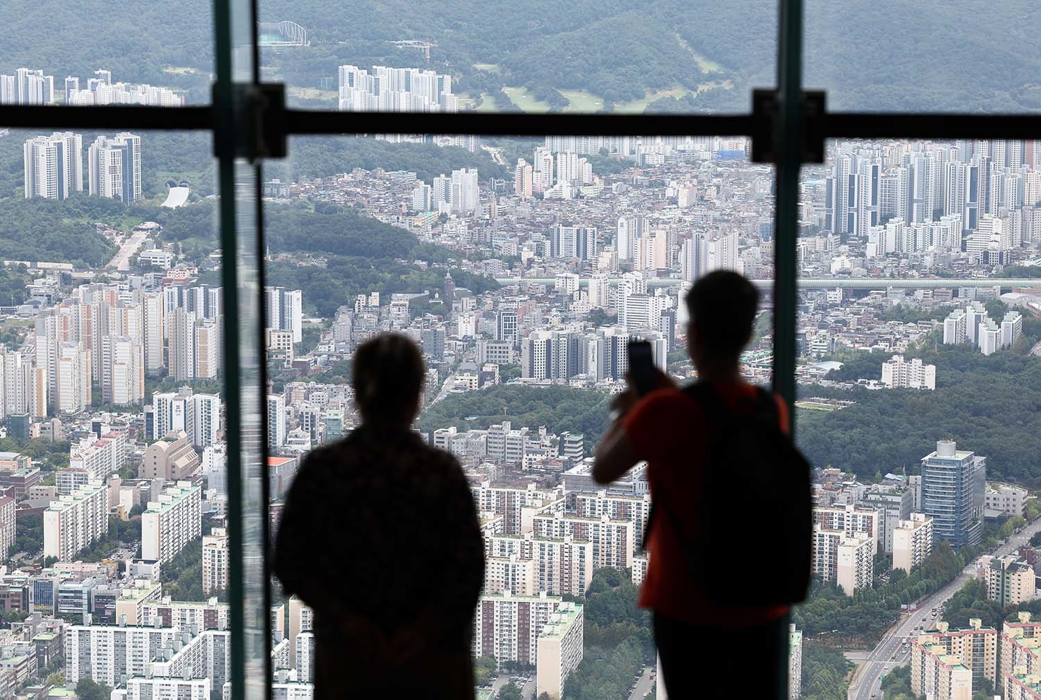 서울 송파구 롯데월드타워 전망대에서 바라본 아파트 단지. / 뉴스1