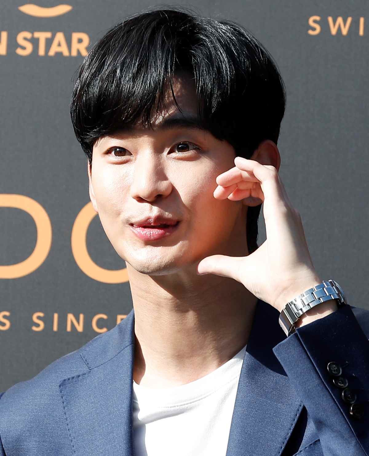 배우 김수현이 2024년 서울 강남구 레스파스 에트나에서 열린 스위스 워치 브랜드 미도(MIDO), 오션 스타 80주년 기념 행사에서 포즈를 취하고 있다. / 뉴스1