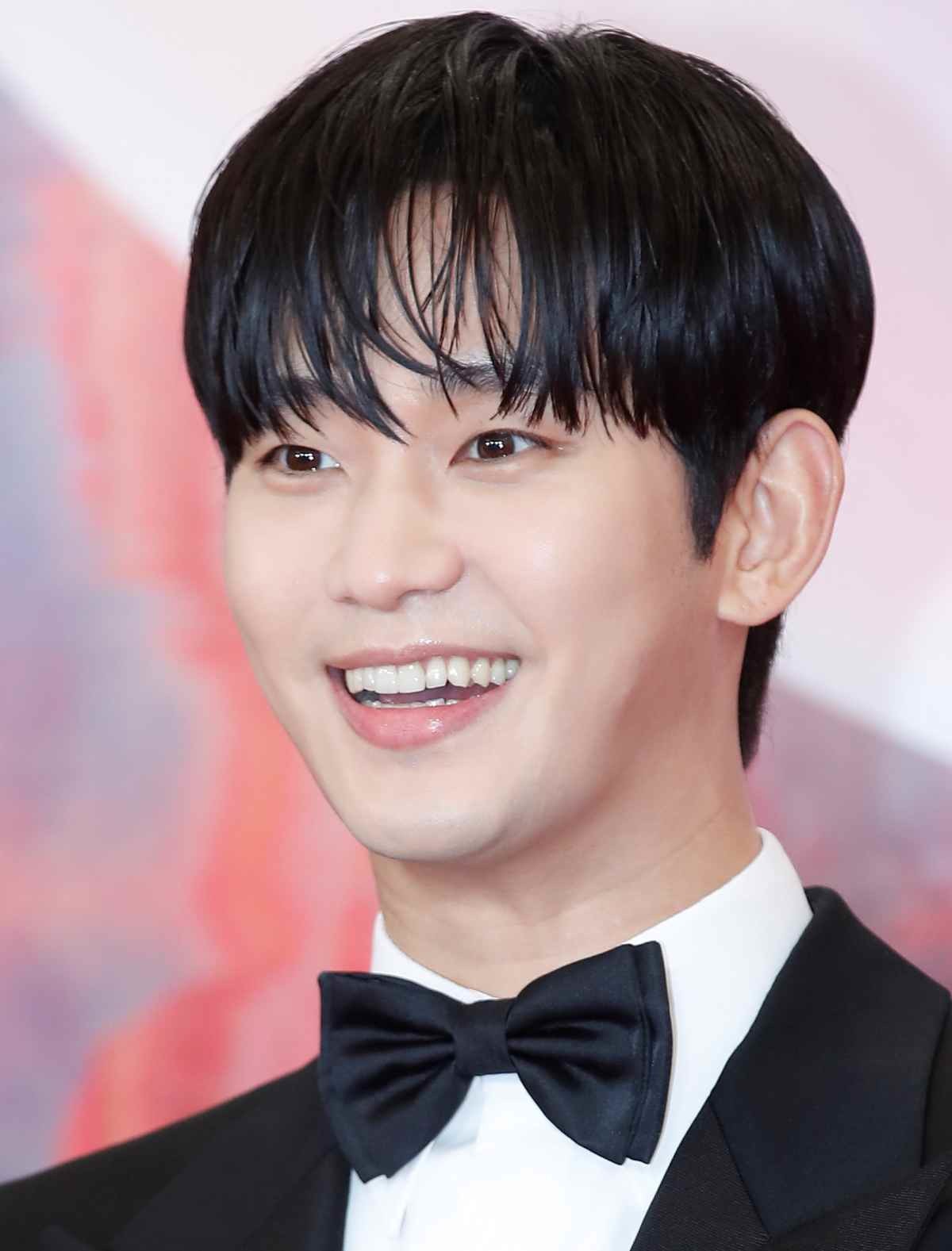 배우 김수현이 2024년 서울 강남구 코엑스에서 열린 '60회 백상예술대상' 레드카펫 행사에서 포즈를 취하고 있다. / 뉴스1