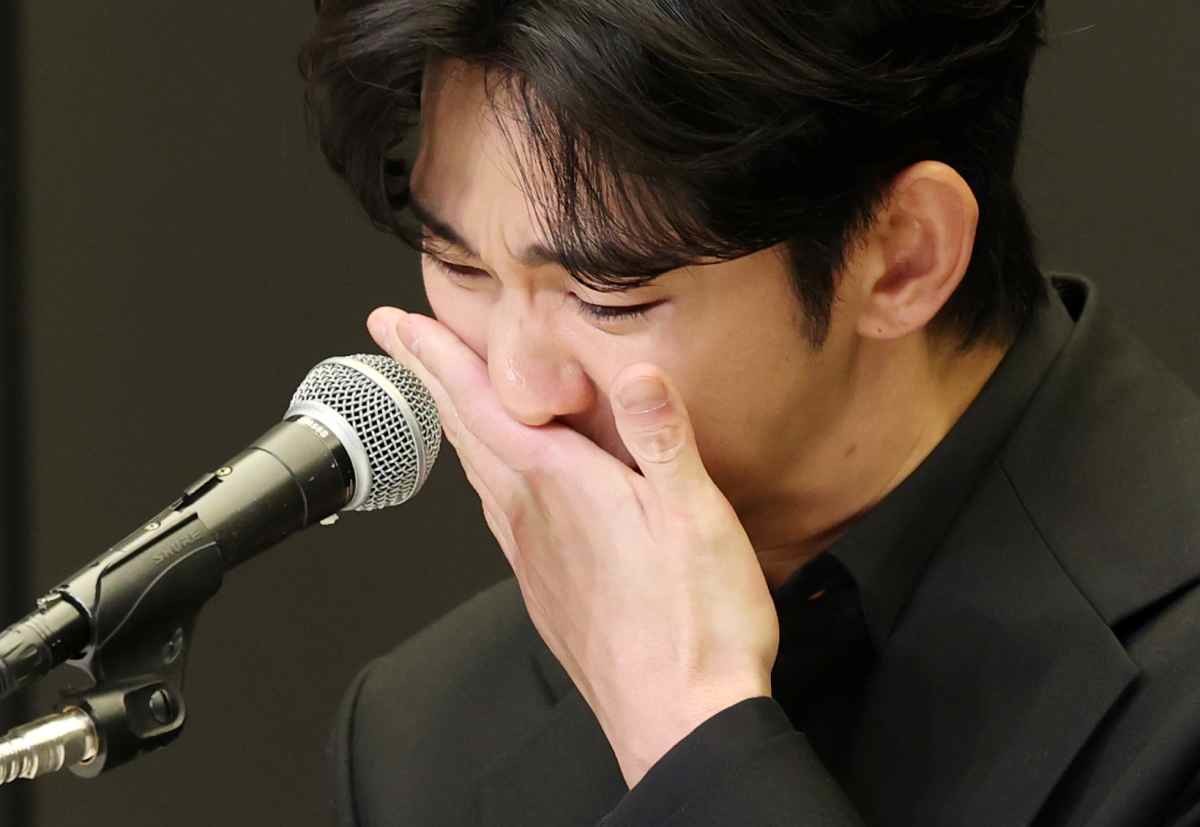 배우 김수현이 지난해 3월 서울 마포구 스탠포트호텔에서 긴급 기자회견을 열고 고(故) 김새론이 미성년자일 때부터 교제했다는 의혹을 비롯한 각종 논란에 대해 입장을 밝히고 있다. / 뉴스1