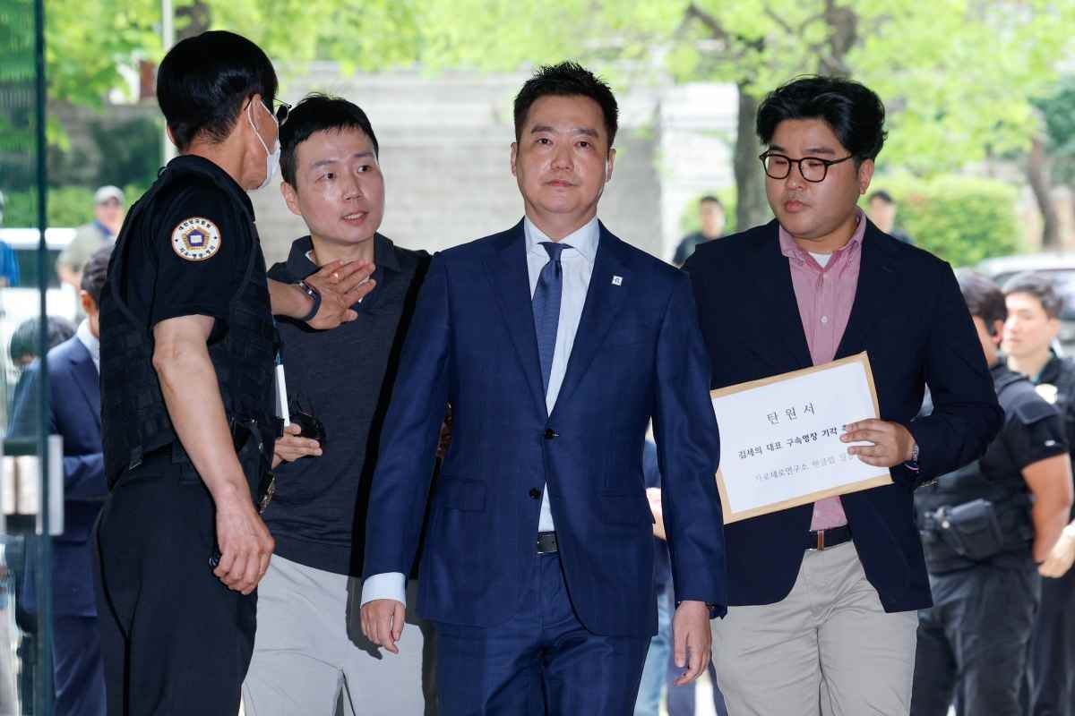 김세의 가로세로연구소(가세연) 대표가 지난 5월 서울 서초구 중앙지방법원에서 성폭력범죄의 처벌 등에 관한 특례법 위반(카메라 등 이용 촬영·반포 등) 및 명예훼손 등 혐의와 관련, 구속 전 피의자 심문(영장실질심사)에 출석하고 있다. 김 대표는 유튜브 방송과 기자회견 등을 통해 배우 고(故) 김새론이 미성년자인 15세 때부터 약 6년간 김수현과 교제했다는 취지의 주장과 녹취록 등을 반복적으로 유포한 혐의를 받는다.  / 뉴스1