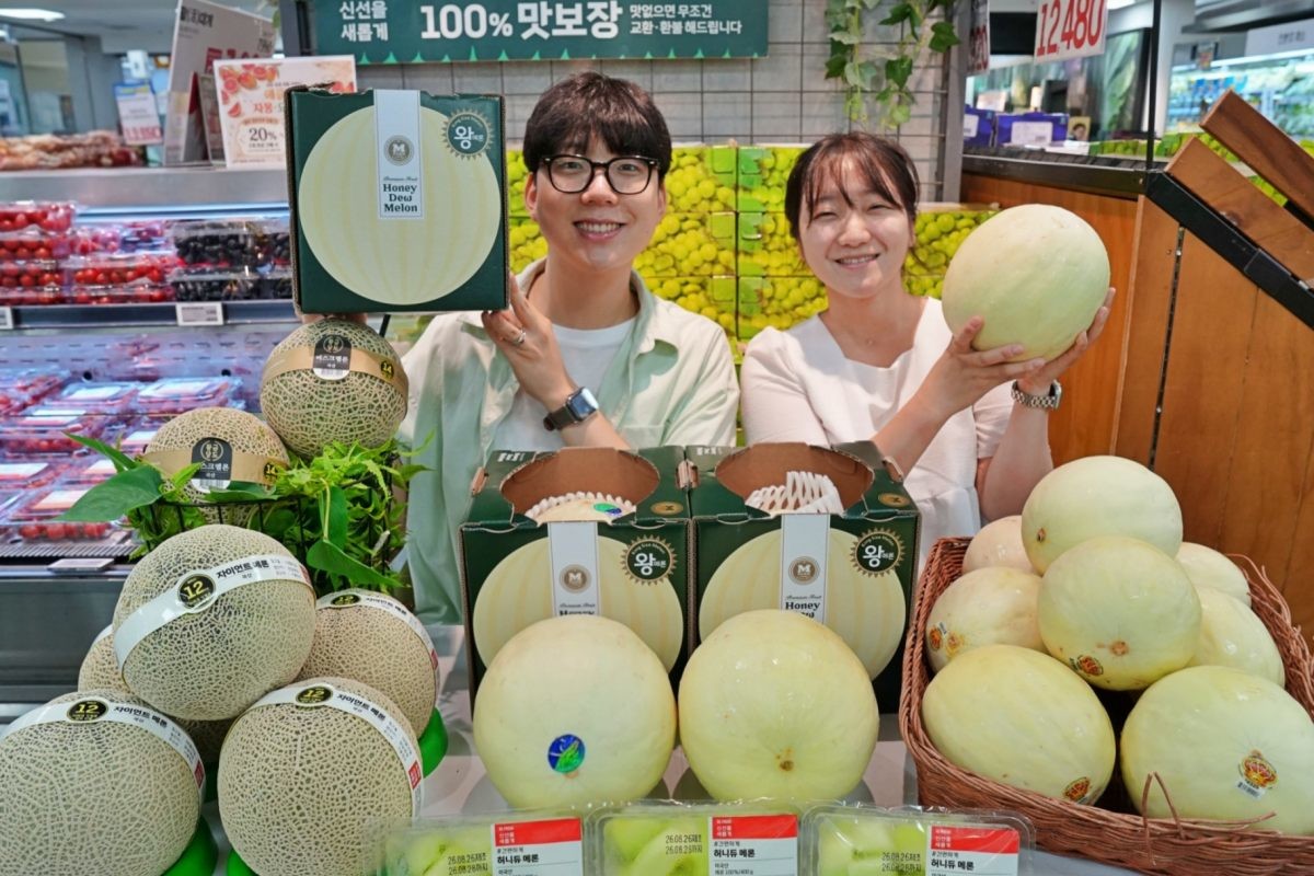 지난 27일 서울 송파구 롯데마트 제타플렉스 잠실점에서 이규원(왼쪽)·안정희 롯데마트 과일팀 상품기획자(MD)와 '허니듀 킹메론'을 소개하고 있는 모습. / 롯데마트 제공