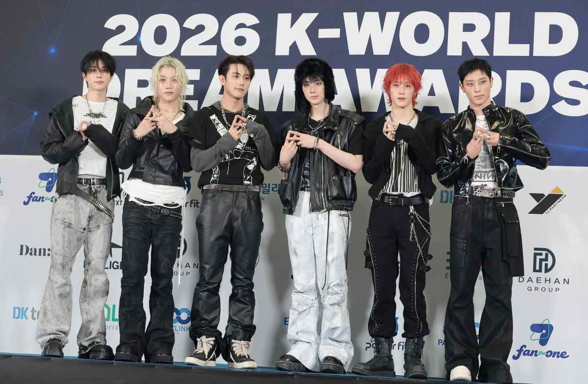 그룹 피원하모니가 지난 27일 경기도 고양시 일산서구 킨텍스에서 열린 ‘2026 케이 월드 드림 어워즈(2026 KWDA)’ 시상식에서 포즈를 취하고 있다 / 뉴스1