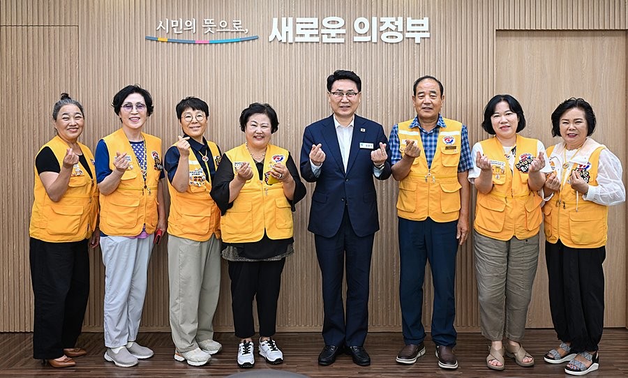 김원기 의정부시장이 8월 27일 시장실에서 대한적십자사봉사회 경기협의회 및 의정부시협의회 임원진과 지역사회 봉사활동 활성화 방안을 논의한 뒤 기념촬영을 하고 있다
