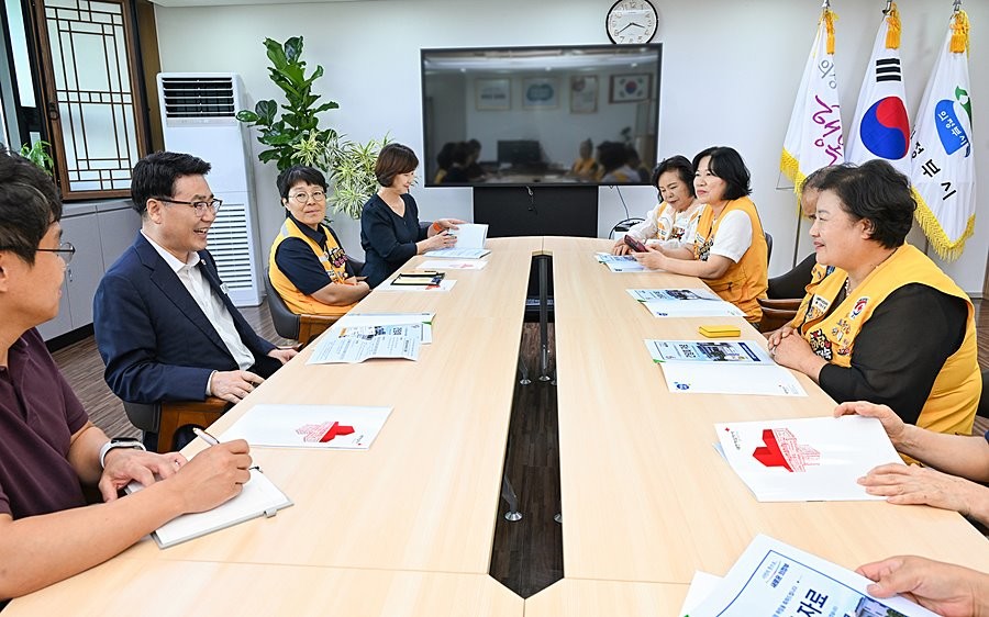 김원기 의정부시장이 8월 27일 시장실에서 대한적십자사봉사회 경기협의회 및 의정부시협의회 임원진과 지역사회 봉사활동 활성화 방안을 논의하고 있다