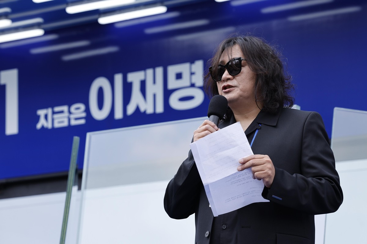 록밴드 시나위 기타리스트 신대철이 지난해 대선 직전인 5월 26일 경기 용인시 단국대학교 죽전캠퍼스 정문 앞에서 이재명 더불어민주당 대통령 후보 지지 연설을 하고 있다. / 뉴스1