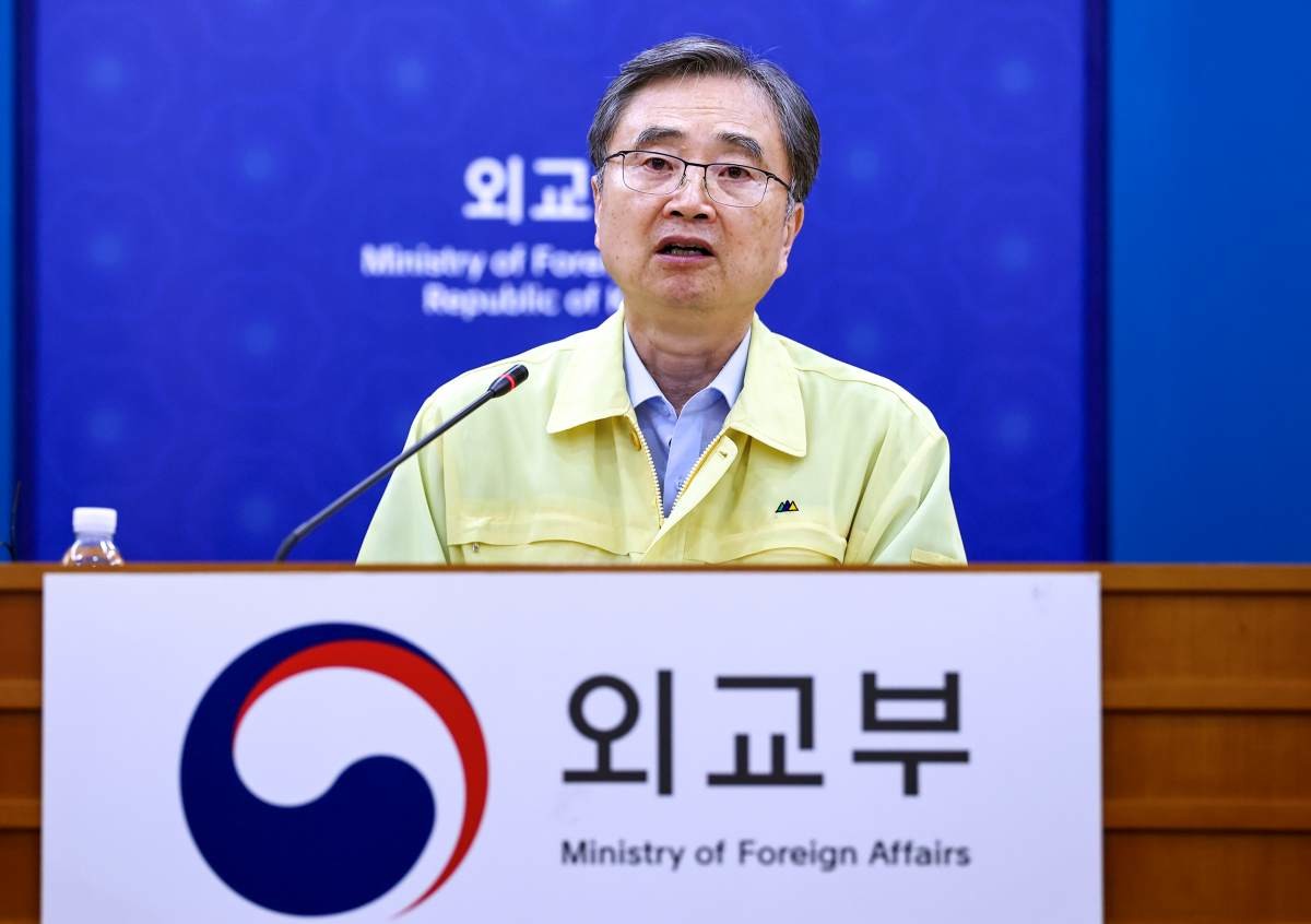조현 외교부 장관이 26일 외교부에서 네팔 홍수 우리 국민 실종 관련 재외국민보호대책본부 회의를 주재하고 있다. / 연합뉴스
