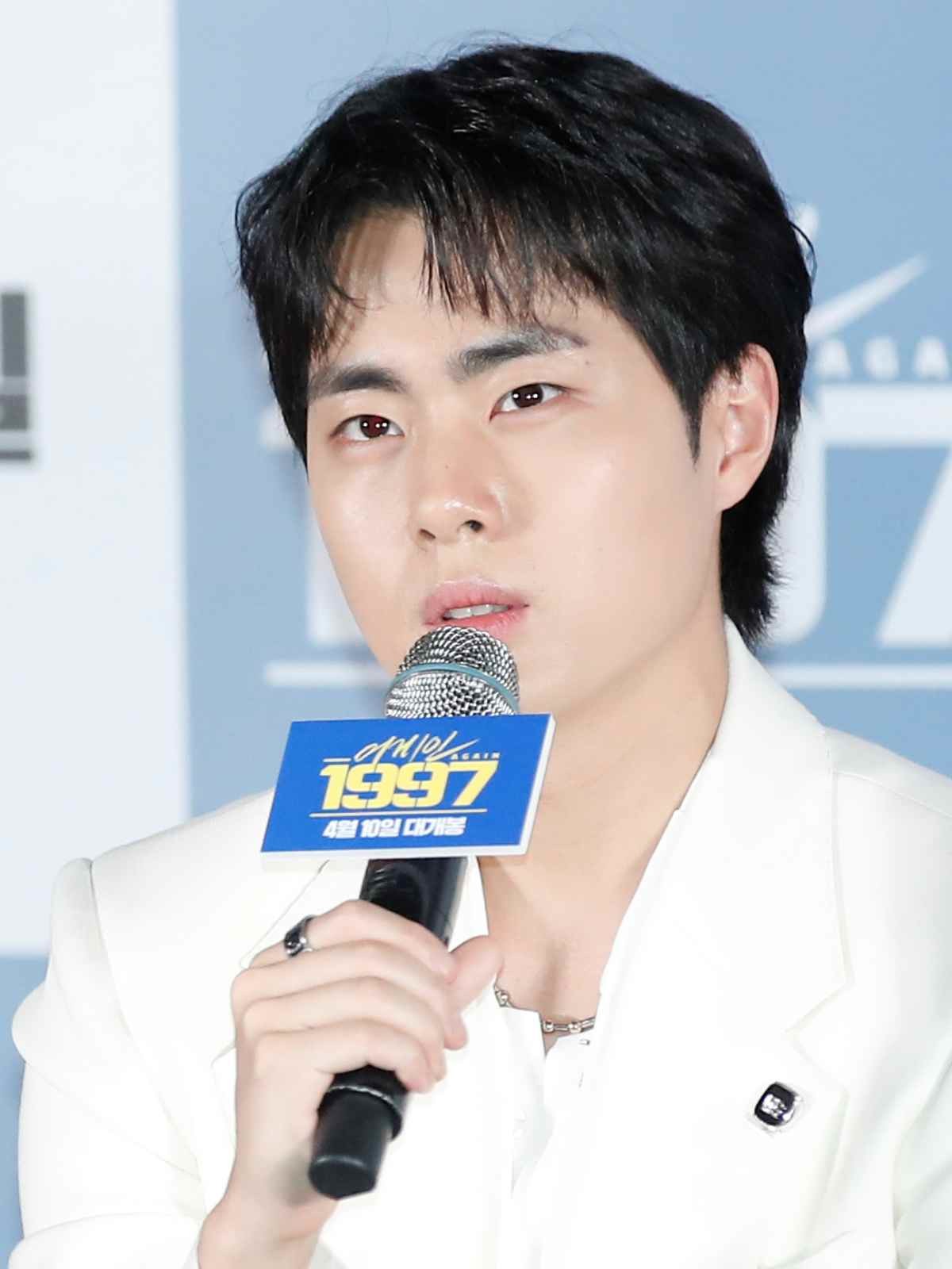 배우 조병규가 2024년 서울 용산구 CGV용산아이파크몰에서 열린 영화 '어게인 1997'(감독 신승훈) 언론시사회에서 인사말을 하고 있다. / 뉴스1
