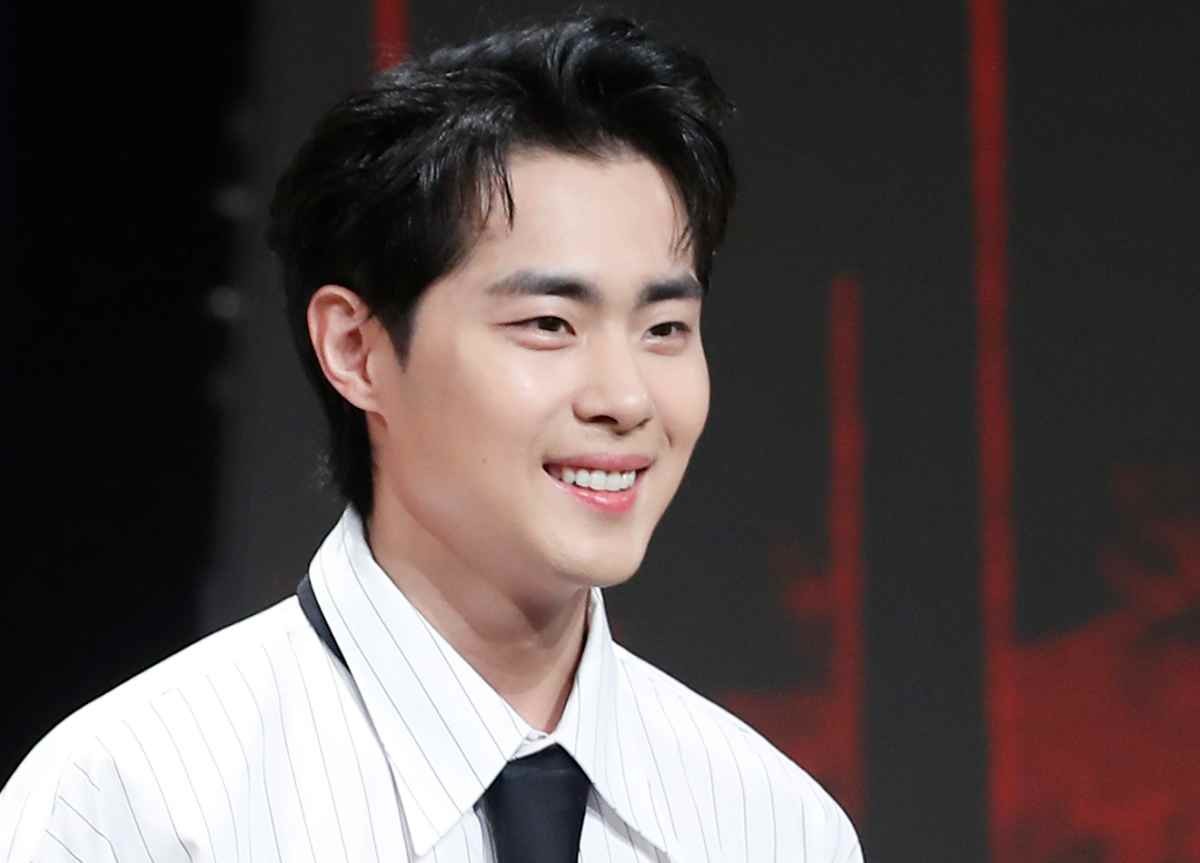 배우 조병규가 2024년 경기도 고양시 일산빛마루 방송지원센터에서 열린 유튜브 힙합 서바이벌 '2024 토너먼트 벌스 랩 배틀 랩컵' 16강전 녹화에서 미소를 짓고 있다. / 뉴스1