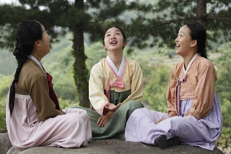 ‘귀향’ 스틸컷. 이 영화의 제작 과정은 결코 쉽지 않았다. 소재 탓에 투자를 받지 못해 14년이나 걸렸고, 결국 7만 5천여 명의 시민들이 참여한 크라우드 펀딩으로 12억 원을 모아 완성할 수 있었다. 배우와 스태프들도 노개런티로 참여하며 뜻을 모았다./ 커넥트픽쳐스 제공
