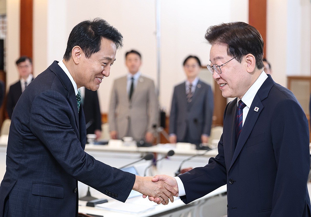 이재명 대통령과 오세훈 서울시장이 지난 26일 청와대에서 열린 제10회 중앙지방협력회의에서 인사를 나누고 있다. 기사 이해를 돕기 위한 자료 사진 / 뉴스1