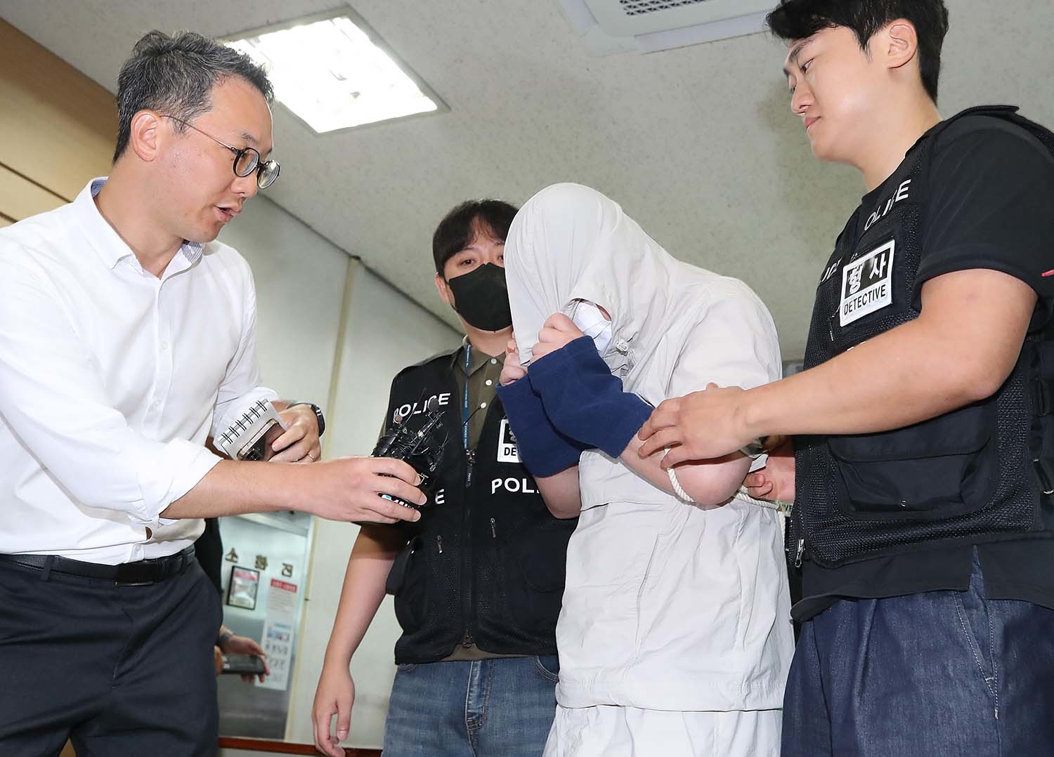 20대 중국인 유학생을 살해한 혐의를 받는 피의자 A 씨가 25일 오후 경찰에 체포돼 경산경찰서로 압송되고 있다. / 뉴스1