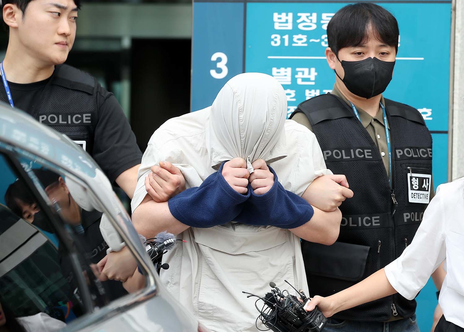 20대 중국인 유학생을 살해한 혐의를 받는 피의자 A 씨가 25일 오후 경찰에 체포돼 경산경찰서로 압송되고 있다. / 뉴스1