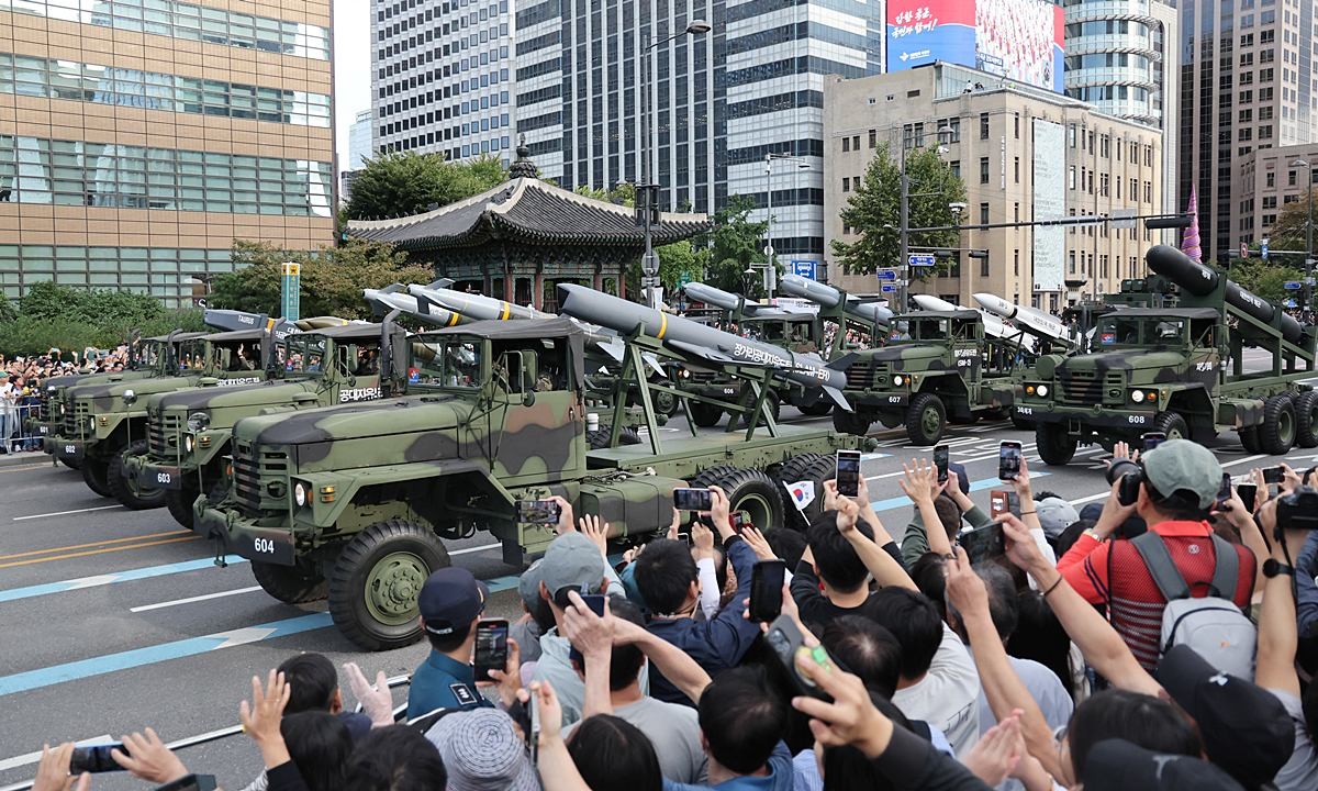 서울 광화문광장 일대에서 제76주년 국군의 날 시가행진이 펼쳐지고 있다. 기사 이해를 돕기 위한 자료 사진. 기사 내용과 직접적인 관련은 없음. 국민 3명 가운데 2명꼴로 우리나라의 핵무장에 찬성한다는 여론조사 결과가 28일 나왔다. 한국갤럽이 25∼27일 전국 만 18세 이상 1001명에게 조사한 결과 '핵무기 보유 주장에 찬성한다'라는 답변은 65%, '반대한다'라는 응답은 30%로 각각 나타났다. 국민의힘 지지층(78%)에서는 핵무기 보유 찬성 의견이 80%에 근접했다. 더불어민주당 지지층에서도 60%를 기록했다. 무당층에서는 64%가 찬성, 28%가 반대했다. / 뉴스1