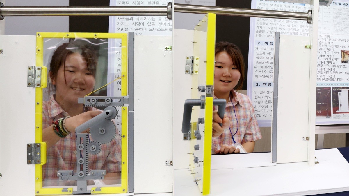 제47회 전국학생과학발명품경진대회에서 대통령상을 수상한 대현초등학교 5학년 박하을 학생이 28일 세종시 정부세종청사 과학기술정보통신부에서 '의도를 읽은 문고리, 발을 잊은 도어 핸들' 작품을 설명하고 있다. / 뉴스1